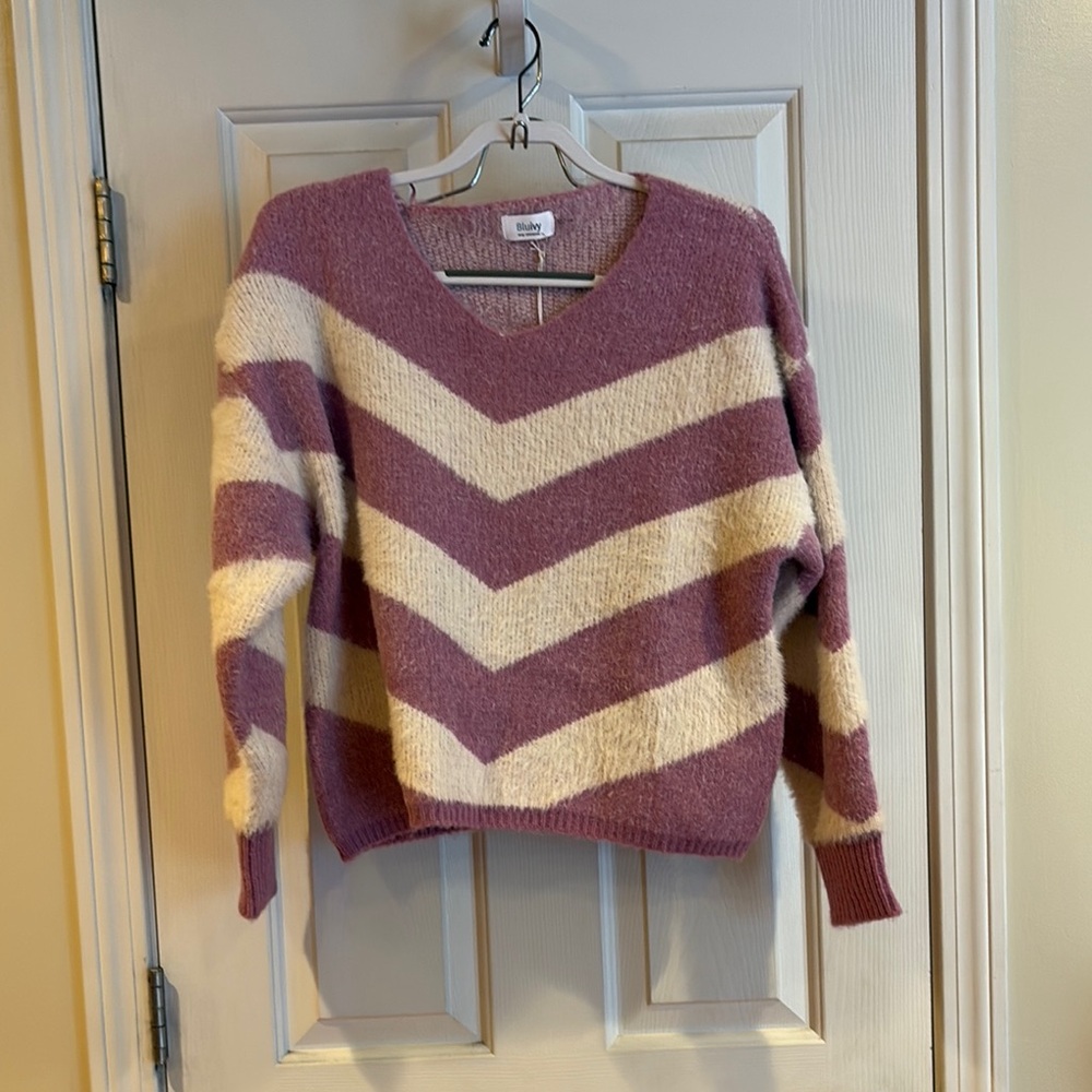 Cozy chevron V-Neck Sweater in Pink and Cream